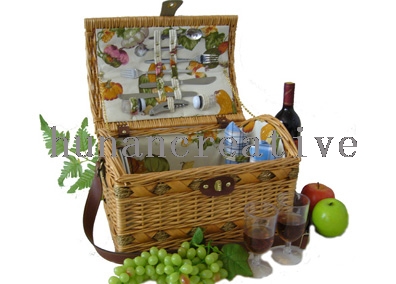 Willow Picnic Basket For 4 Persons Use