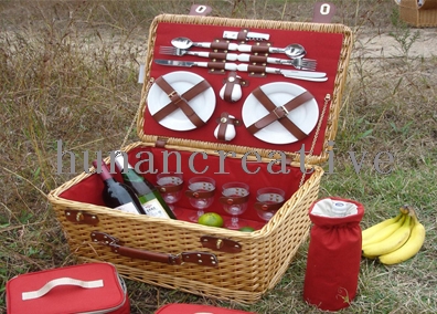 Willow Picnic Basket For 4 Persons Use