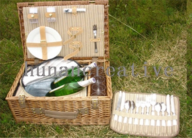 Willow Picnic Basket For 4 Persons Use