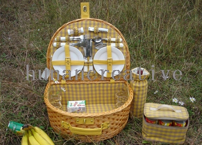 Willow Picnic Basket For 4 Persons Use
