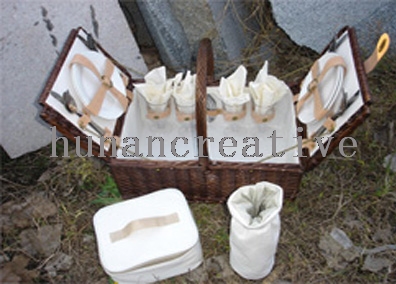 Willow Picnic Basket For 4 Persons Use