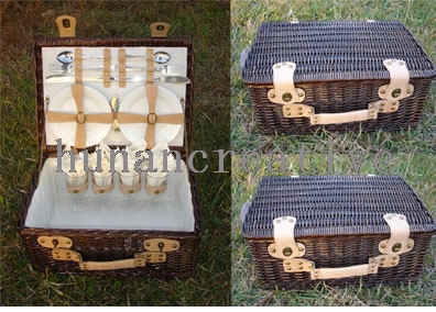 Willow Picnic Basket For 4 Persons Use